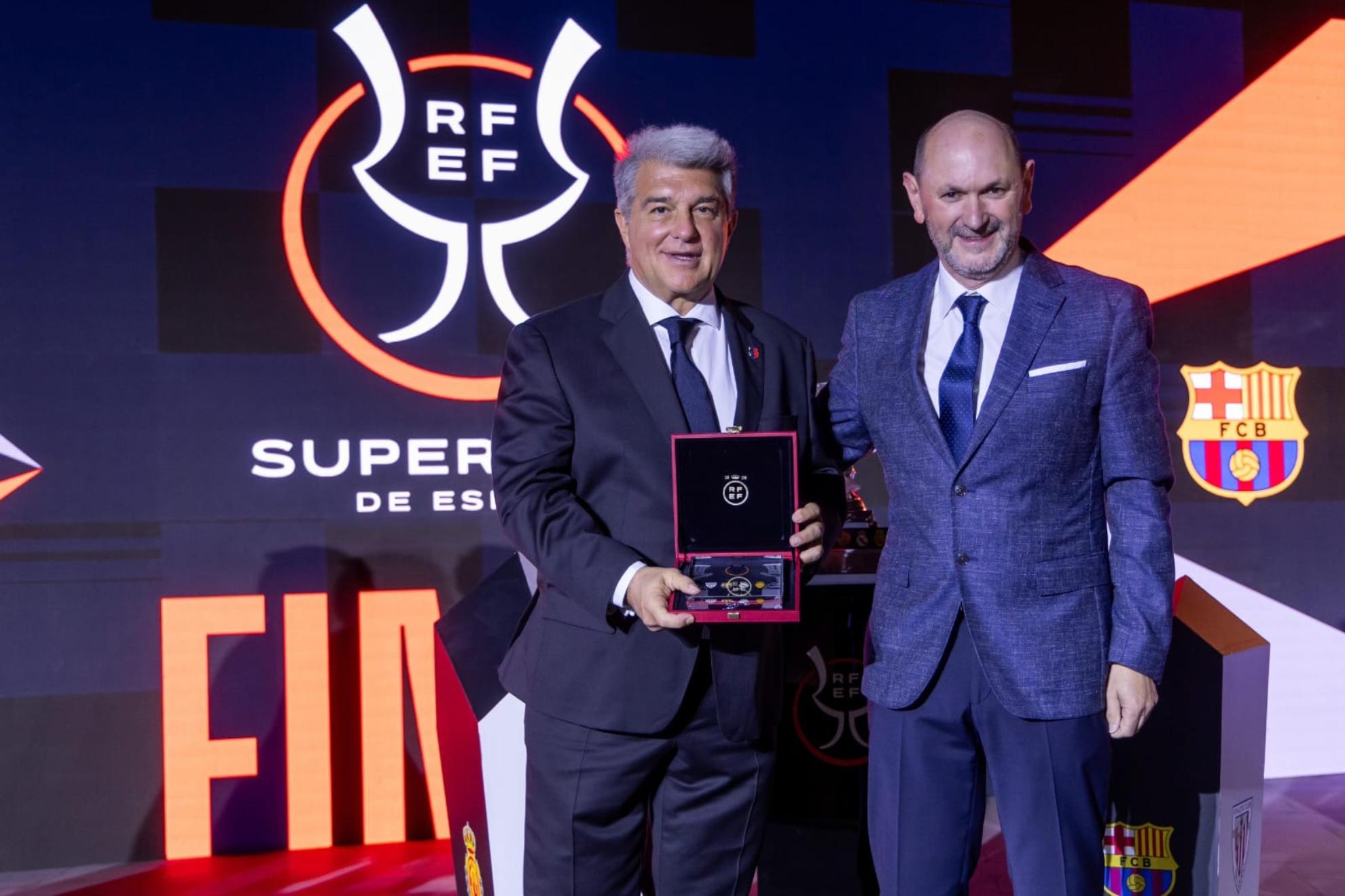 布会上, 尔受伤事件, 分歧 布会上, 尔受伤事件, 分歧